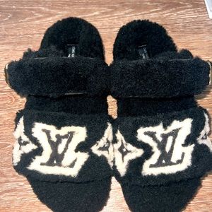 Louis Vuitton Paseo Flat Comfort Mule-Black & White Size 38 EUR